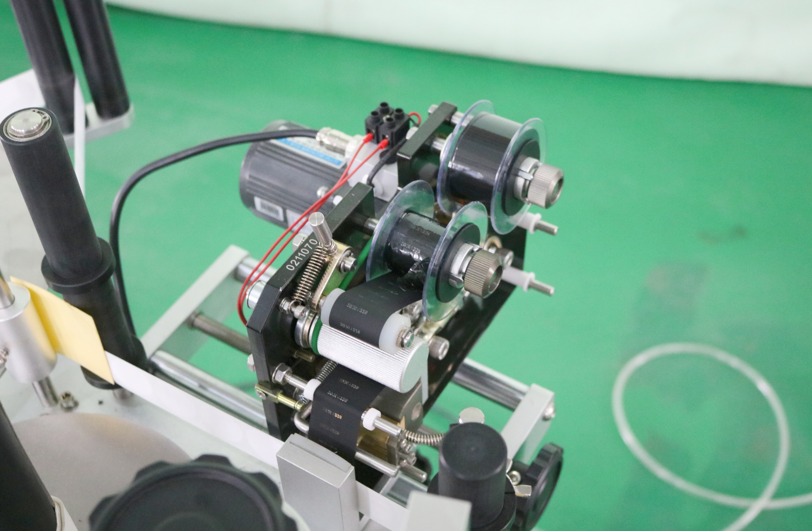 Vertical Self-adhesive Labeling Machine, Round Bottle Labeling and Coding Machine